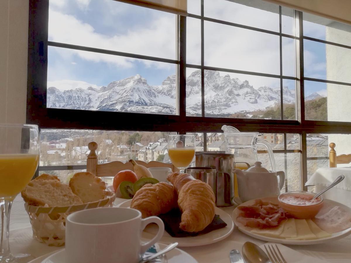 Hotel Mariana Трамакастиля де Тена Екстериор снимка