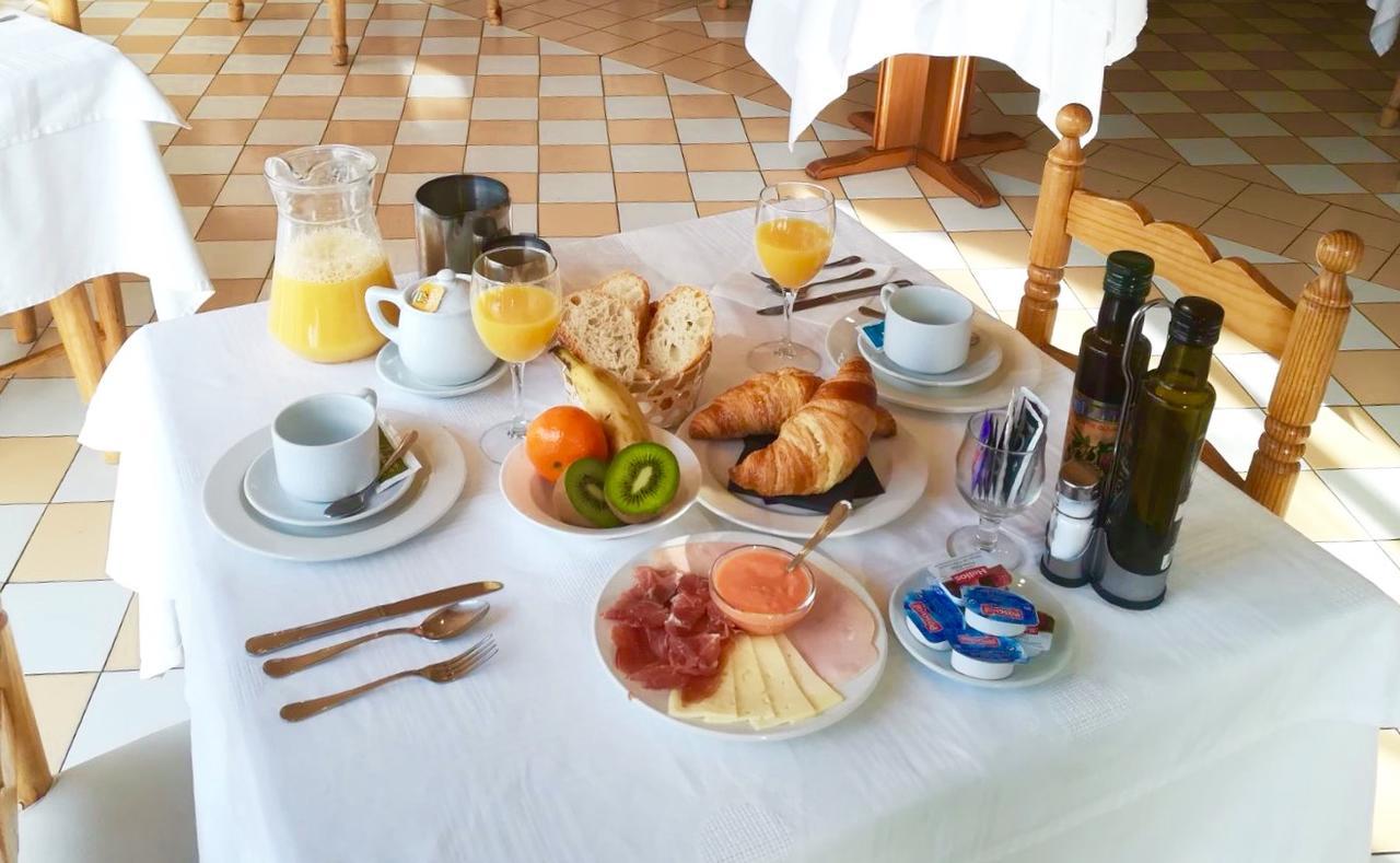 Hotel Mariana Трамакастиля де Тена Екстериор снимка